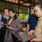 Wakil Menteri Pariwisata Ni Luh Puspa dalam Diskusi Rencana Tindak Lanjut KEK Samota di Seaside Resto, Sumbawa, Jumat (24/7/2026). (Foto: Kemenpar)