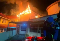 Petugas Damkar Padang melakukan proses pemadaman di Kantor Inspektorat dan Bapenda Padang. (Foto: Dok. Dinas Damkar Padang)