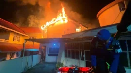 Petugas Damkar Padang melakukan proses pemadaman di Kantor Inspektorat dan Bapenda Padang. (Foto: Dok. Dinas Damkar Padang)