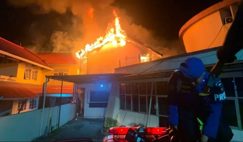 Petugas Damkar Padang melakukan proses pemadaman di Kantor Inspektorat dan Bapenda Padang. (Foto: Dok. Dinas Damkar Padang)