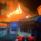 Petugas Damkar Padang melakukan proses pemadaman di Kantor Inspektorat dan Bapenda Padang. (Foto: Dok. Dinas Damkar Padang)