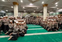 Kapolda Sumbar Irjen Pol. Djati Wiyoto Abadhy saat kegiatan Gerakan Subuh Berjamaah di Masjid Al Muhsinin, Rimbo Kaluang, Rabu (29/7). (Foto: Polda Sumbar)