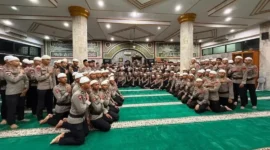Kapolda Sumbar Irjen Pol. Djati Wiyoto Abadhy saat kegiatan Gerakan Subuh Berjamaah di Masjid Al Muhsinin, Rimbo Kaluang, Rabu (29/7). (Foto: Polda Sumbar)