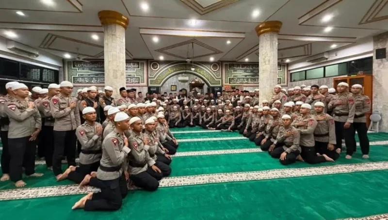 Kapolda Sumbar Irjen Pol. Djati Wiyoto Abadhy saat kegiatan Gerakan Subuh Berjamaah di Masjid Al Muhsinin, Rimbo Kaluang, Rabu (29/7). (Foto: Polda Sumbar)