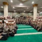 Kapolda Sumbar Irjen Pol. Djati Wiyoto Abadhy saat kegiatan Gerakan Subuh Berjamaah di Masjid Al Muhsinin, Rimbo Kaluang, Rabu (29/7). (Foto: Polda Sumbar)
