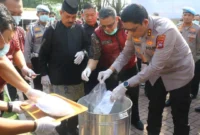 Kapolda Sumbar Irjen Pol Djati Wiyoto Abadhy memusnahkan barang bukti narkotika di Mapolda Sumbar, Jumat (17/7/2026). (Foto: Polda Sumbar)