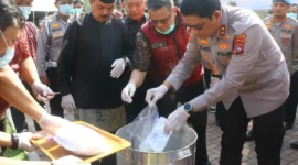 Kapolda Sumbar Irjen Pol Djati Wiyoto Abadhy memusnahkan barang bukti narkotika di Mapolda Sumbar, Jumat (17/7/2026). (Foto: Polda Sumbar)