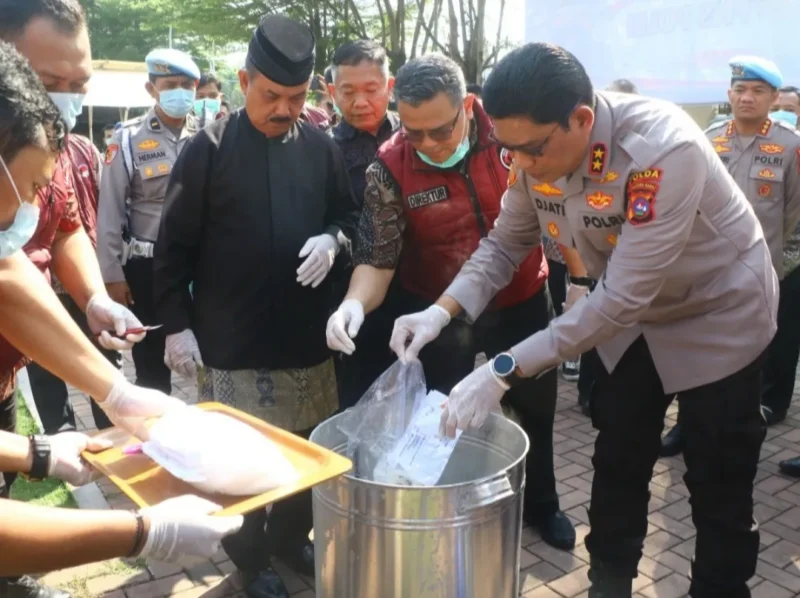 Kapolda Sumbar Irjen Pol Djati Wiyoto Abadhy memusnahkan barang bukti narkotika di Mapolda Sumbar, Jumat (17/7/2026). (Foto: Polda Sumbar)