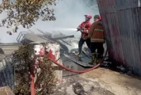 Petugas Damkar Padang Pariaman melakukan pemadaman api di Pondok Pesantren Bustanul Yaqin. (Foto: Damkar Padang Pariaman)
