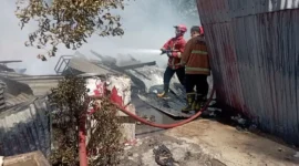 Petugas Damkar Padang Pariaman melakukan pemadaman api di Pondok Pesantren Bustanul Yaqin. (Foto: Damkar Padang Pariaman) 