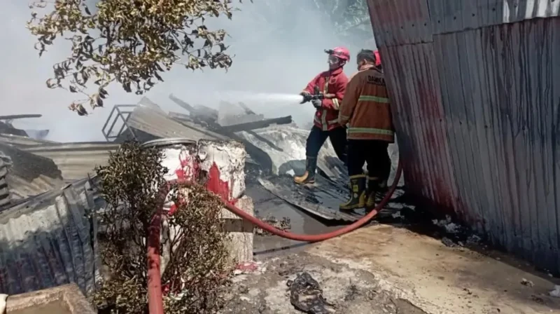 Petugas Damkar Padang Pariaman melakukan pemadaman api di Pondok Pesantren Bustanul Yaqin. (Foto: Damkar Padang Pariaman) 