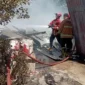 Petugas Damkar Padang Pariaman melakukan pemadaman api di Pondok Pesantren Bustanul Yaqin. (Foto: Damkar Padang Pariaman) 