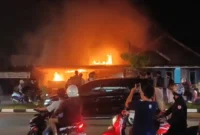 Bofet Kang Bur di Jalan Dr. Sutomo, Kelurahan Simpang Haru, Kecamatan Padang Timur, Kota Padang, terbakar Rabu (29/7/2026) malam. (Foto: Ist)