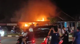 Bofet Kang Bur di Jalan Dr. Sutomo, Kelurahan Simpang Haru, Kecamatan Padang Timur, Kota Padang, terbakar Rabu (29/7/2026) malam. (Foto: Ist)