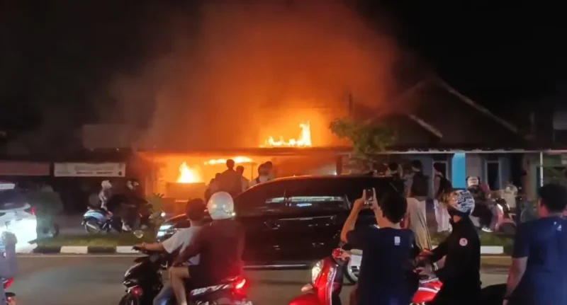 Bofet Kang Bur di Jalan Dr. Sutomo, Kelurahan Simpang Haru, Kecamatan Padang Timur, Kota Padang, terbakar Rabu (29/7/2026) malam. (Foto: Ist)