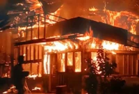 Rumah semi permanen di Jorong Sungai Rotan, Nagari Cupak, Kecamatan Gunung Talang, Kabupaten Solok, terbakar, Selasa (7/7/2026) dini hari. (Foto: Dinas Damkar Kabupaten Solok)