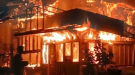 Rumah semi permanen di Jorong Sungai Rotan, Nagari Cupak, Kecamatan Gunung Talang, Kabupaten Solok, terbakar, Selasa (7/7/2026) dini hari. (Foto: Dinas Damkar Kabupaten Solok)