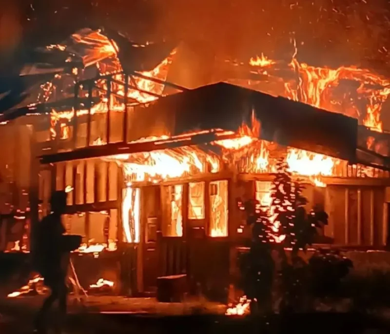 Rumah semi permanen di Jorong Sungai Rotan, Nagari Cupak, Kecamatan Gunung Talang, Kabupaten Solok, terbakar, Selasa (7/7/2026) dini hari. (Foto: Dinas Damkar Kabupaten Solok)
