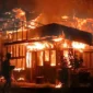 Rumah semi permanen di Jorong Sungai Rotan, Nagari Cupak, Kecamatan Gunung Talang, Kabupaten Solok, terbakar, Selasa (7/7/2026) dini hari. (Foto: Dinas Damkar Kabupaten Solok)