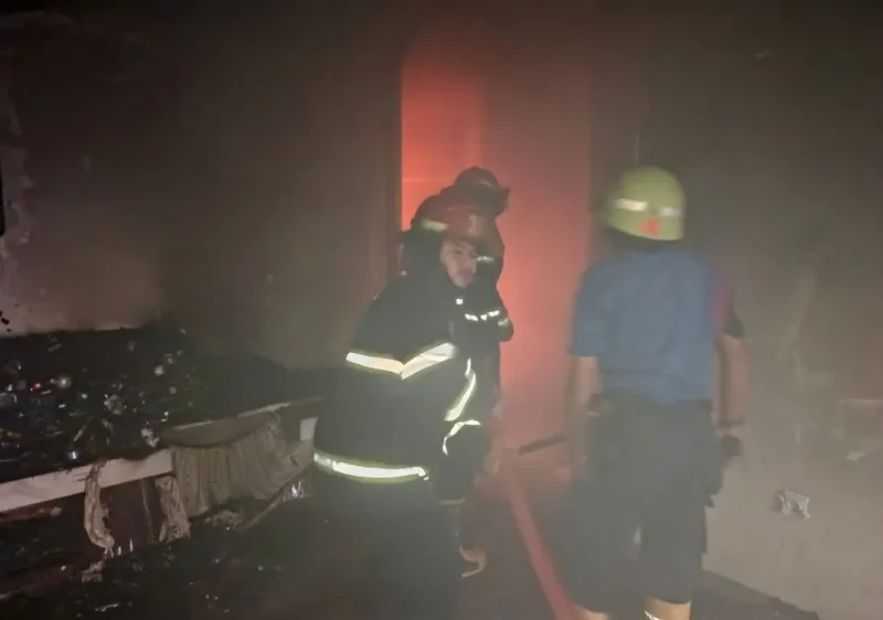 Petugas Damkar Padang memadamkan api yang membakar rumah di Komplek Wisma Indah III, Kelurahan Parupuk Tabiang, Rabu (22/7/2026). (Foto: Dinas Damkar Padang)
