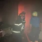 Petugas Damkar Padang memadamkan api yang membakar rumah di Komplek Wisma Indah III, Kelurahan Parupuk Tabiang, Rabu (22/7/2026). (Foto: Dinas Damkar Padang)