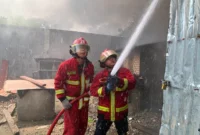 Petugas Damkar Padang memadamkan api yang menghanguskan rumah di Jalan Barito Nomor 4, RT 002/RW 003, Kelurahan Rimbo Kaluang, Kecamatan Padang Barat, Sabtu (18/7/2026). (Foto: Dinas Damkar Padang)
