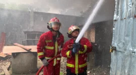 Petugas Damkar Padang memadamkan api yang menghanguskan rumah di Jalan Barito Nomor 4, RT 002/RW 003, Kelurahan Rimbo Kaluang, Kecamatan Padang Barat, Sabtu (18/7/2026). (Foto: Dinas Damkar Padang)