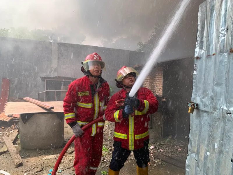 Petugas Damkar Padang memadamkan api yang menghanguskan rumah di Jalan Barito Nomor 4, RT 002/RW 003, Kelurahan Rimbo Kaluang, Kecamatan Padang Barat, Sabtu (18/7/2026). (Foto: Dinas Damkar Padang)