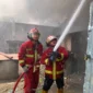 Petugas Damkar Padang memadamkan api yang menghanguskan rumah di Jalan Barito Nomor 4, RT 002/RW 003, Kelurahan Rimbo Kaluang, Kecamatan Padang Barat, Sabtu (18/7/2026). (Foto: Dinas Damkar Padang)