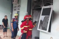 Petugas Dinas Damkar Padang memadamkan api yang menghanguskan satu unit kamar kos di Kompleks Kodam, Kelurahan Surau Gadang, Kecamatan Nanggalo, Minggu (5/7/2026). (Foto: Dinas Damkar Padang)