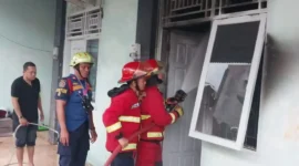 Petugas Dinas Damkar Padang memadamkan api yang menghanguskan satu unit kamar kos di Kompleks Kodam, Kelurahan Surau Gadang, Kecamatan Nanggalo, Minggu (5/7/2026). (Foto: Dinas Damkar Padang)