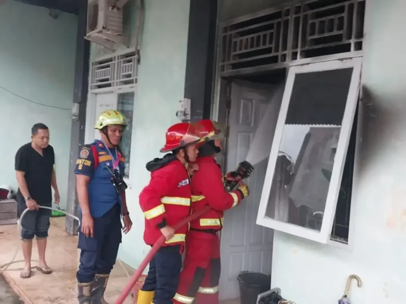 Petugas Dinas Damkar Padang memadamkan api yang menghanguskan satu unit kamar kos di Kompleks Kodam, Kelurahan Surau Gadang, Kecamatan Nanggalo, Minggu (5/7/2026). (Foto: Dinas Damkar Padang)