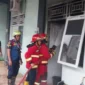 Petugas Dinas Damkar Padang memadamkan api yang menghanguskan satu unit kamar kos di Kompleks Kodam, Kelurahan Surau Gadang, Kecamatan Nanggalo, Minggu (5/7/2026). (Foto: Dinas Damkar Padang)