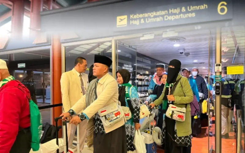 Kemenhaj minta PPIU disiplin atur kedatangan dan bagasi jemaah umrah di Terminal 2F Soekarno-Hatta. (Foto: Kemenhaj)