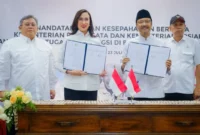 Menpar Widiyanti Putri Wardhana bersama Mensos Saifullah Yusuf menandatangani Kesepahaman Bersama program Sekolah Rakyat di Kampus Dayeuhkolot Poltekpar NHI Bandung, Kamis (23/7/2026). (Foto: Kemenpar)