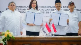 Menpar Widiyanti Putri Wardhana bersama Mensos Saifullah Yusuf menandatangani Kesepahaman Bersama program Sekolah Rakyat di Kampus Dayeuhkolot Poltekpar NHI Bandung, Kamis (23/7/2026). (Foto: Kemenpar)