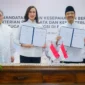 Menpar Widiyanti Putri Wardhana bersama Mensos Saifullah Yusuf menandatangani Kesepahaman Bersama program Sekolah Rakyat di Kampus Dayeuhkolot Poltekpar NHI Bandung, Kamis (23/7/2026). (Foto: Kemenpar)