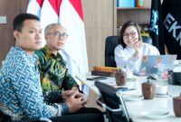 Wakil Menteri Ekonomi Kreatif/Wakil Kepala Badan Ekonomi Kreatif (Ekraf), Irene Umar (tengah), berbincang dengan Dubes RI untuk Nigeria, Bambang Suharto (kiri), saat menerima audiensi dari Dubes RI untuk Republik Federal Nigeria di Kantor Kementerian Ekraf, Jakarta, Rabu (22/7/2026). (Foto: Kementerian Ekraf)