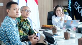 Wakil Menteri Ekonomi Kreatif/Wakil Kepala Badan Ekonomi Kreatif (Ekraf), Irene Umar (tengah), berbincang dengan Dubes RI untuk Nigeria, Bambang Suharto (kiri), saat menerima audiensi dari Dubes RI untuk Republik Federal Nigeria di Kantor Kementerian Ekraf, Jakarta, Rabu (22/7/2026). (Foto: Kementerian Ekraf)