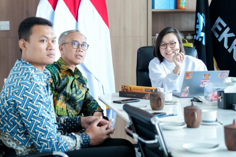 Wakil Menteri Ekonomi Kreatif/Wakil Kepala Badan Ekonomi Kreatif (Ekraf), Irene Umar (tengah), berbincang dengan Dubes RI untuk Nigeria, Bambang Suharto (kiri), saat menerima audiensi dari Dubes RI untuk Republik Federal Nigeria di Kantor Kementerian Ekraf, Jakarta, Rabu (22/7/2026). (Foto: Kementerian Ekraf)