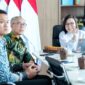 Wakil Menteri Ekonomi Kreatif/Wakil Kepala Badan Ekonomi Kreatif (Ekraf), Irene Umar (tengah), berbincang dengan Dubes RI untuk Nigeria, Bambang Suharto (kiri), saat menerima audiensi dari Dubes RI untuk Republik Federal Nigeria di Kantor Kementerian Ekraf, Jakarta, Rabu (22/7/2026). (Foto: Kementerian Ekraf)