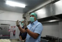 Kepala BGN Sudaryono saat inspeksi mendadak di sejumlah SPPG di Bogor, Jumat (24/7). (Foto: Biro Hukum dan Humas BGN)