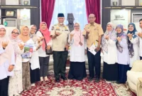Kepala SMK SMAK Padang, Silvania Lorina, S.Si, M.Si dan jajaran menggelar audiensi dengan Gubernur Sumbar, Mahyeldi Ansharullah di Istana Gubernur, Jumat (10/7). (Foto: Humas SMK SMAK Padang)