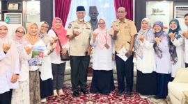 Kepala SMK SMAK Padang, Silvania Lorina, S.Si, M.Si dan jajaran menggelar audiensi dengan Gubernur Sumbar, Mahyeldi Ansharullah di Istana Gubernur, Jumat (10/7). (Foto: Humas SMK SMAK Padang)