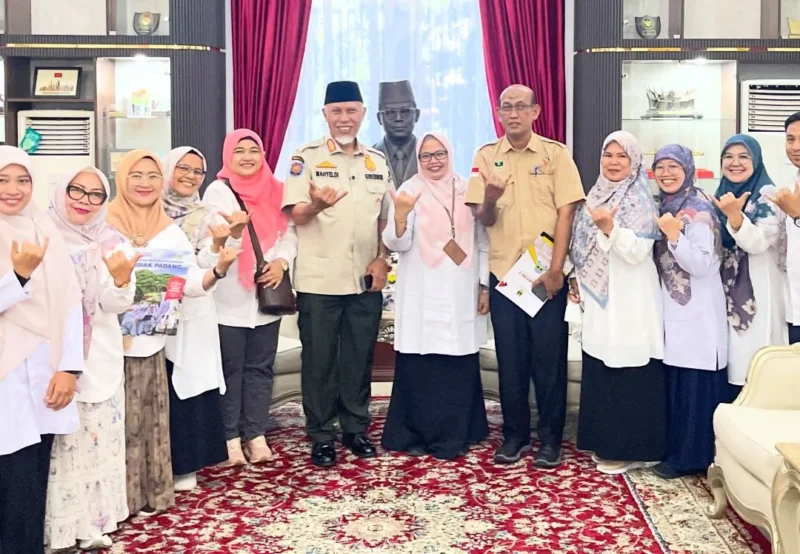 Kepala SMK SMAK Padang, Silvania Lorina, S.Si, M.Si dan jajaran menggelar audiensi dengan Gubernur Sumbar, Mahyeldi Ansharullah di Istana Gubernur, Jumat (10/7). (Foto: Humas SMK SMAK Padang)