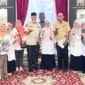 Kepala SMK SMAK Padang, Silvania Lorina, S.Si, M.Si dan jajaran menggelar audiensi dengan Gubernur Sumbar, Mahyeldi Ansharullah di Istana Gubernur, Jumat (10/7). (Foto: Humas SMK SMAK Padang)
