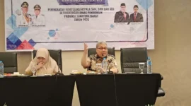 Ketua DPRD Sumbar Muhidi dalam kegiatan peningkatan kapasitas kepala SMA, SMK, dan SLB se-Sumbar, Selasa (7/7/2026). (Foto: Ist)