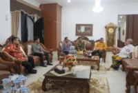 Ketua DPRD Sumbar Muhidi saat menerima jajaran KPID Sumbar. 