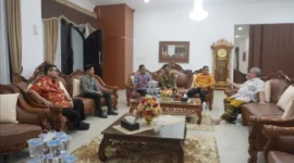 Ketua DPRD Sumbar Muhidi saat menerima jajaran KPID Sumbar. 