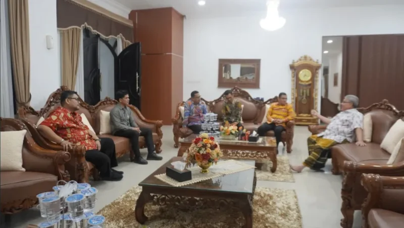 Ketua DPRD Sumbar Muhidi saat menerima jajaran KPID Sumbar. 